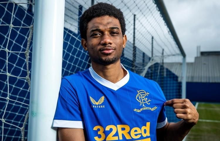 太阳报：英乙球迷朝对方门将扔椅子，被球队主帅严厉批评